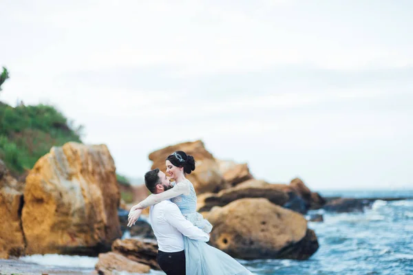 Misma pareja con una novia en un paseo vestido azul — Foto de Stock