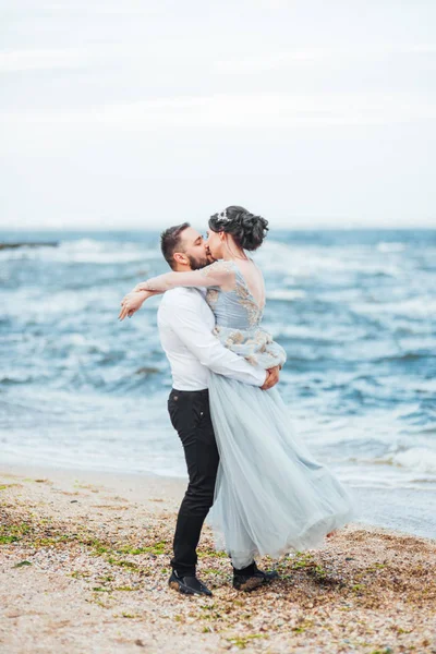 Dasselbe Paar mit einer Braut im blauen Kleid — Stockfoto