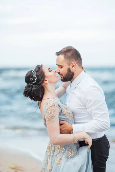 Misma pareja con una novia en un paseo vestido azul — Foto de Stock