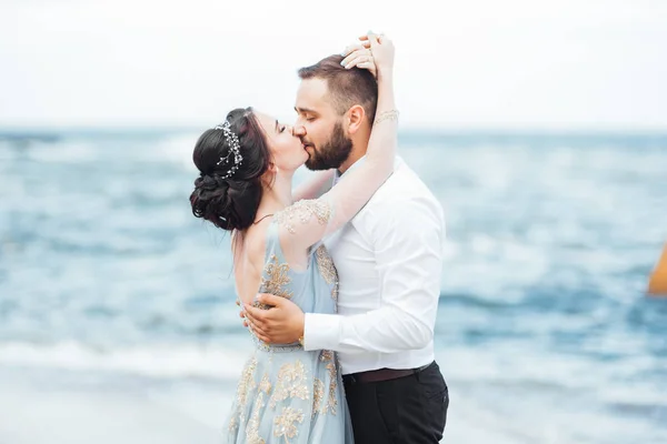 Mesmo casal com uma noiva em uma caminhada vestido azul — Fotografia de Stock