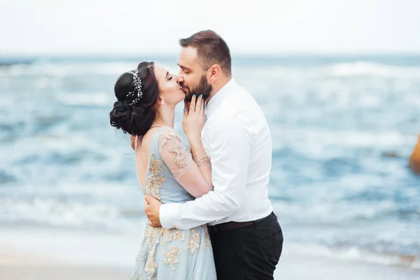 Mesmo casal com uma noiva em uma caminhada vestido azul — Fotografia de Stock