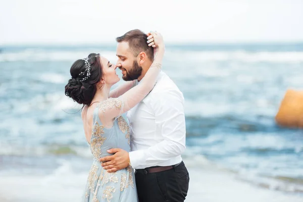 Hetzelfde koppel met een bruid in een blauwe jurk wandeling — Stockfoto