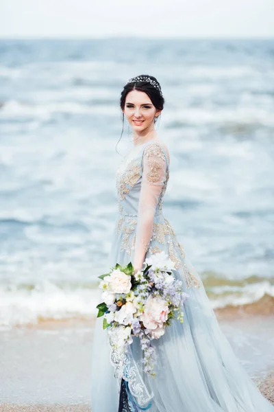 Sposa con un mazzo di fiori sulla spiaggia — Foto Stock