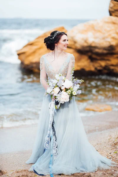 Sposa con un mazzo di fiori sulla spiaggia — Foto Stock