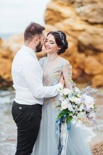 Misma pareja con una novia en un paseo vestido azul — Foto de Stock