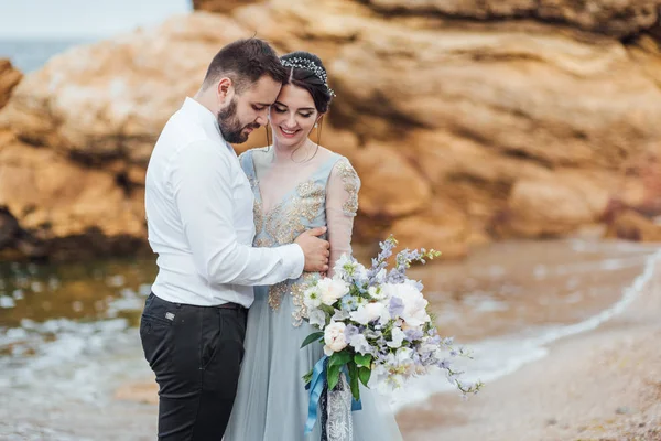 Stejný pár s nevěstou v modrých šatech chůze — Stock fotografie