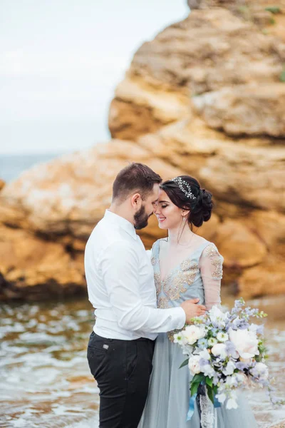 Misma pareja con una novia en un paseo vestido azul — Foto de Stock