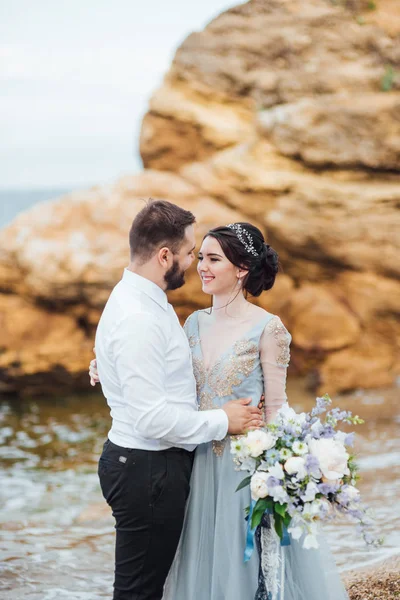 Misma pareja con una novia en un paseo vestido azul — Foto de Stock