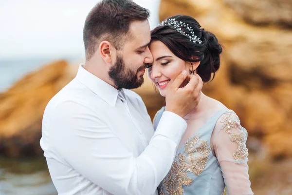 Misma pareja con una novia en un paseo vestido azul — Foto de Stock