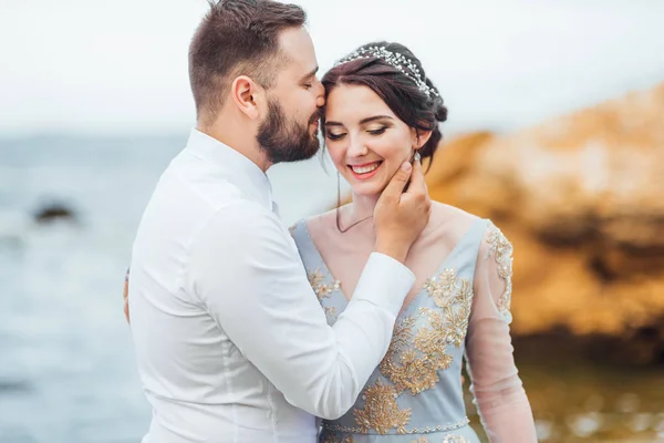 Mesmo casal com uma noiva em uma caminhada vestido azul — Fotografia de Stock