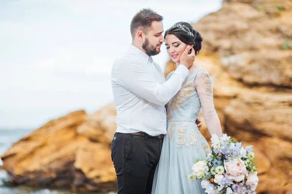 Та же пара с невестой в голубом платье — стоковое фото