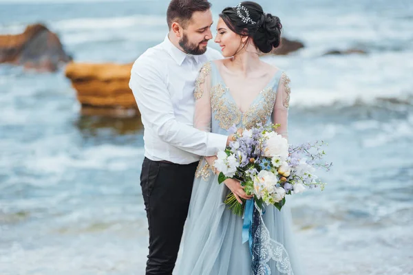 Misma pareja con una novia en un paseo vestido azul — Foto de Stock