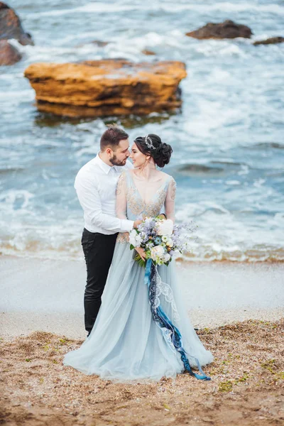 Misma pareja con una novia en un paseo vestido azul — Foto de Stock