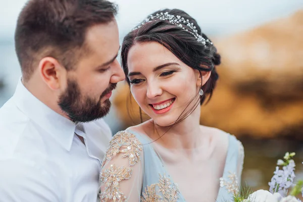 Hetzelfde koppel met een bruid in een blauwe jurk wandeling — Stockfoto