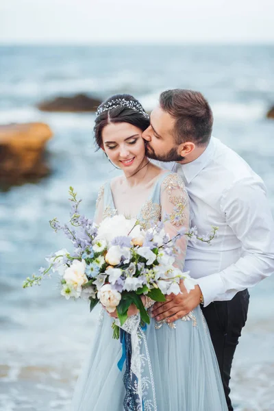 Misma pareja con una novia en un paseo vestido azul — Foto de Stock