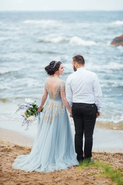 Même couple avec une mariée dans une robe bleue marche — Photo