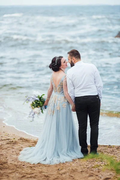 Misma pareja con una novia en un paseo vestido azul — Foto de Stock