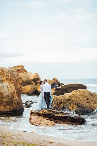 Mesmo casal com uma noiva em uma caminhada vestido azul — Fotografia de Stock