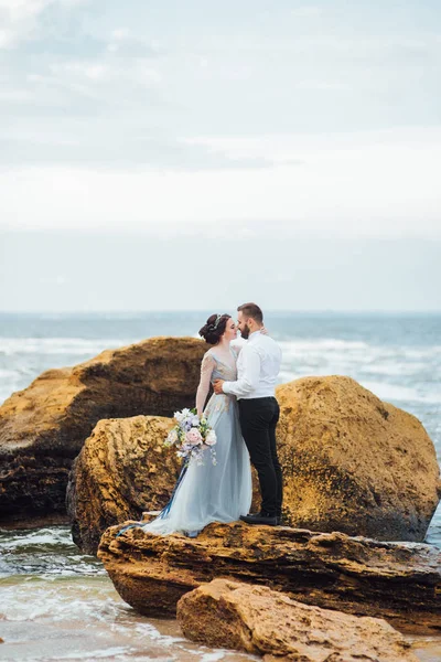 Même couple avec une mariée dans une robe bleue marche — Photo