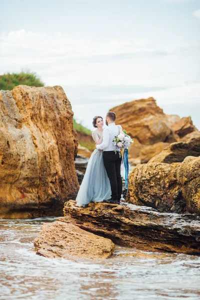 Stessa coppia con una sposa in un abito blu a piedi — Foto Stock