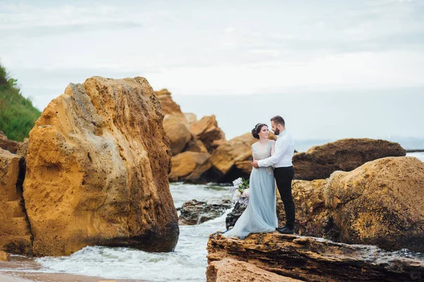 Misma pareja con una novia en un paseo vestido azul — Foto de Stock