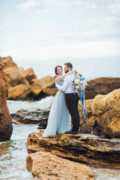 Misma pareja con una novia en un paseo vestido azul — Foto de Stock