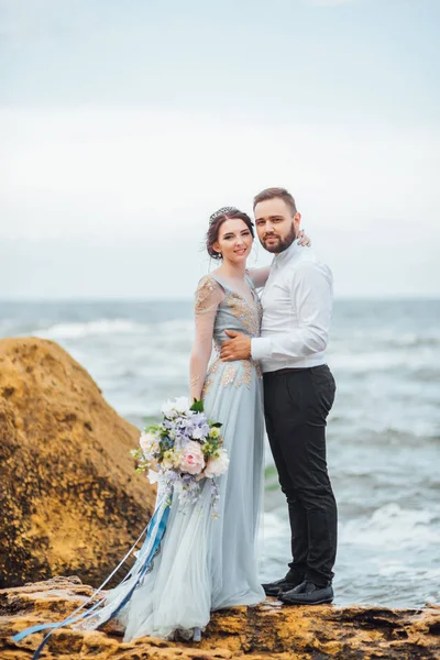Stejný pár s nevěstou v modrých šatech chůze — Stock fotografie