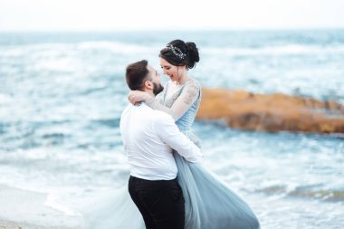 aynı bir gelin bir mavi elbise yürümek çift