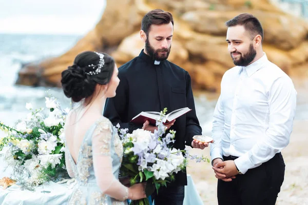 聖職者と海の上で結婚式を — ストック写真