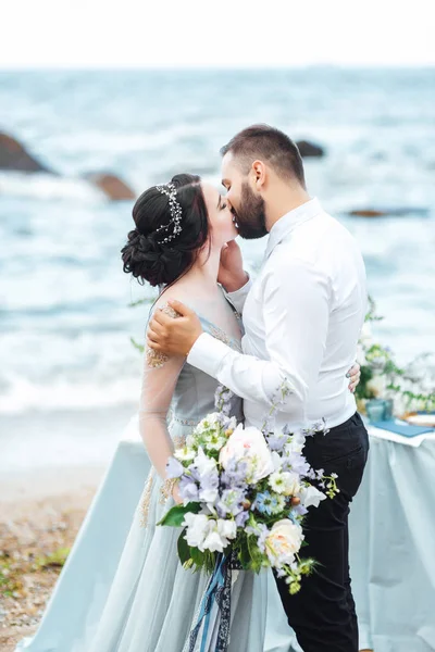 Misma pareja con una novia en un paseo vestido azul — Foto de Stock