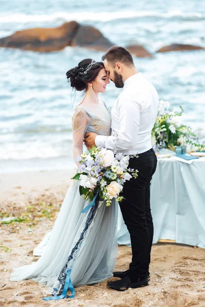 Misma pareja con una novia en un paseo vestido azul — Foto de Stock