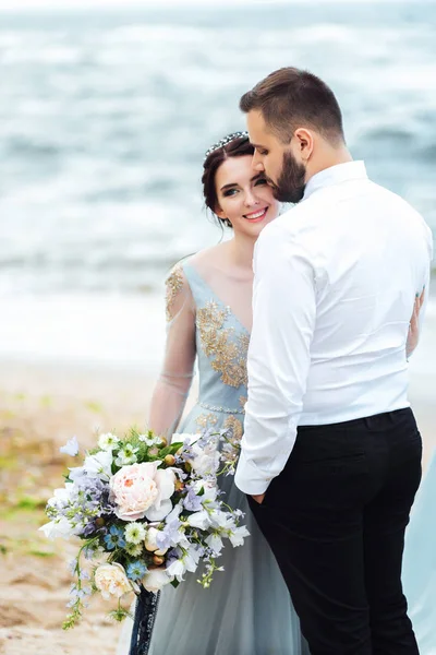 青いドレス徒歩で花嫁と同じカップルします。 — ストック写真