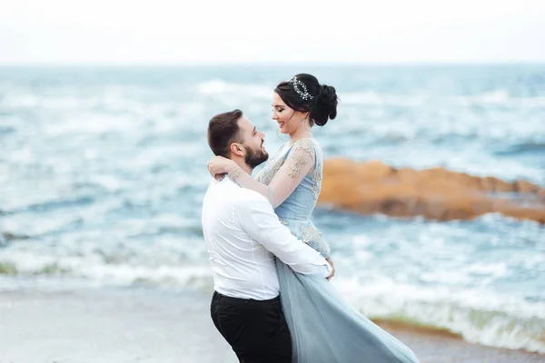 青いドレス徒歩で花嫁と同じカップルします。 — ストック写真