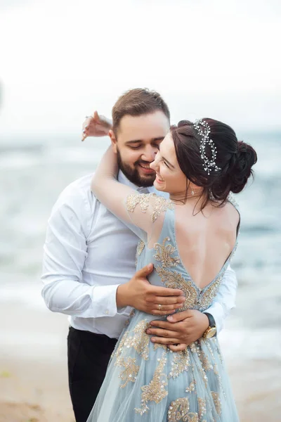 Ίδιο ζευγάρι με μια νύφη σε ένα μπλε φόρεμα με τα πόδια — Φωτογραφία Αρχείου