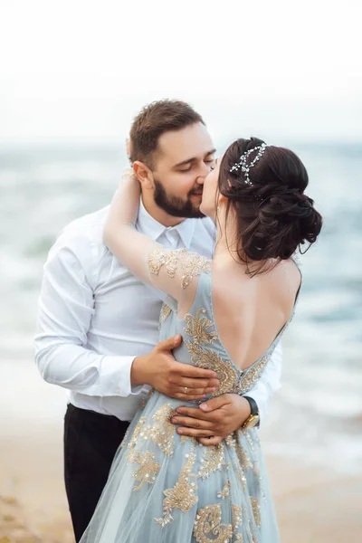 Та же пара с невестой в голубом платье — стоковое фото