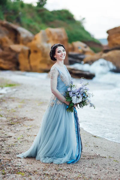 Sposa con un mazzo di fiori sulla spiaggia — Foto Stock