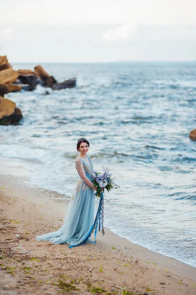 Sposa con un mazzo di fiori sulla spiaggia — Foto Stock