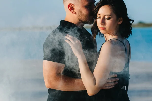 Chico Una Chica Ropa Negra Abrazo Dentro Blanco Humo — Foto de Stock