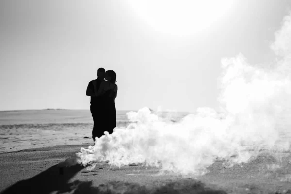 Férfi Egy Fekete Ruhás Lány Ölelkeznek Egy Fehér Füstben — Stock Fotó