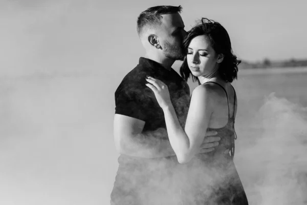 Mann Und Mädchen Schwarzer Kleidung Umarmen Sich Einem Weißen Rauch — Stockfoto