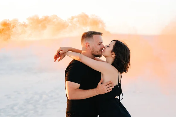 Cara Uma Menina Roupas Pretas Abraçar Correr Areia Branca Com — Fotografia de Stock