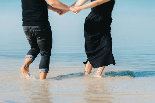 Genç Çift Siyah Elbiseli Bir Adam Mavi Suyun Kenarındaki Beyaz — Stok fotoğraf
