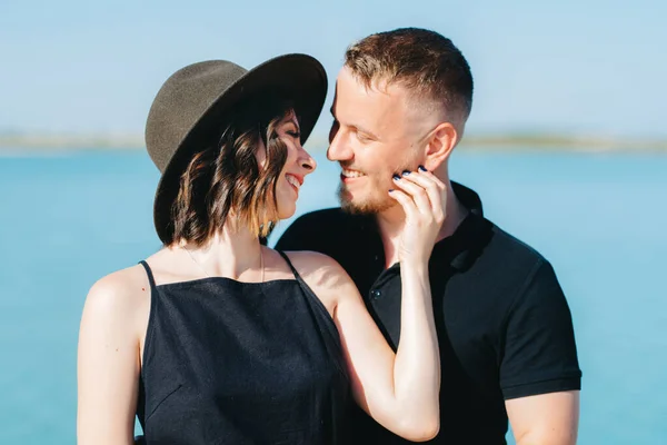 Jovem Casal Cara Com Uma Menina Roupas Pretas Estão Andando — Fotografia de Stock