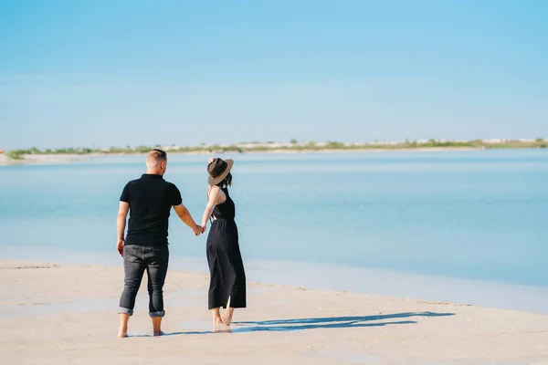 Pareja Joven Chico Con Una Chica Ropa Negra Están Caminando —  Fotos de Stock