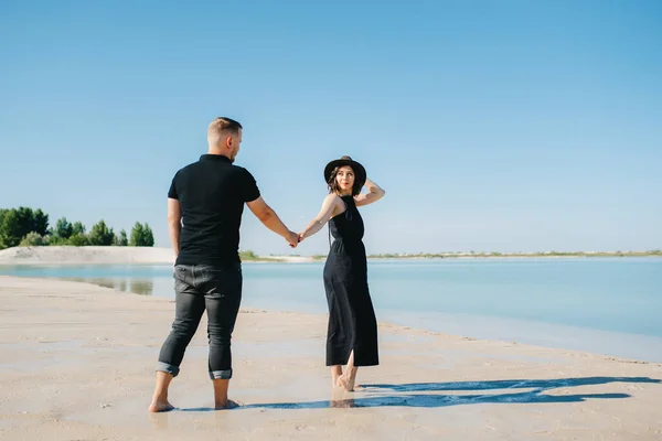 Jovem Casal Cara Com Uma Menina Roupas Pretas Estão Andando — Fotografia de Stock