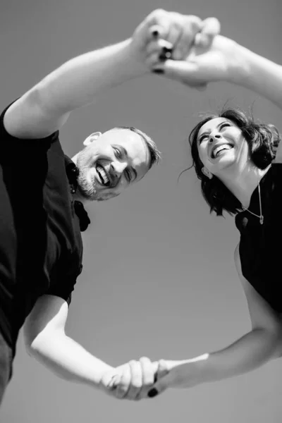 Jeune Couple Gars Une Fille Avec Des Émotions Joyeuses Vêtements — Photo