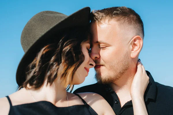 Jong Paar Een Jongen Een Meisje Met Vrolijke Emoties Zwarte — Stockfoto