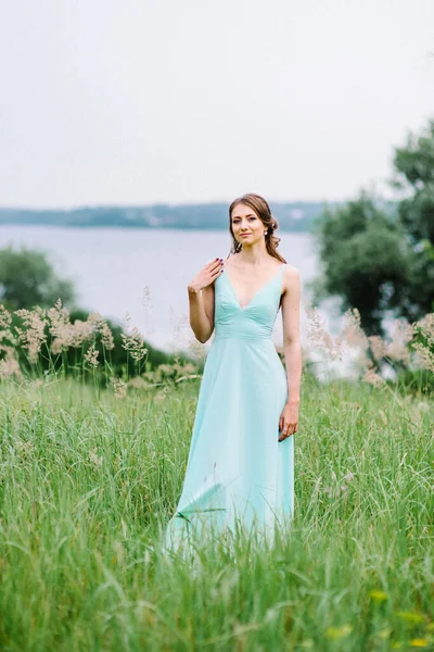 Chica Feliz Vestido Largo Turquesa Parque Verde Sobre Fondo Hierbas — Foto de Stock