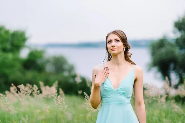 Chica Feliz Vestido Largo Turquesa Parque Verde Sobre Fondo Hierbas — Foto de Stock