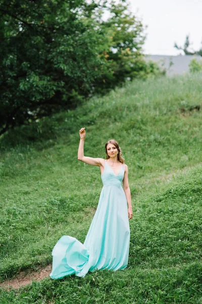 Chica Feliz Vestido Largo Turquesa Parque Verde Sobre Fondo Hierbas — Foto de Stock